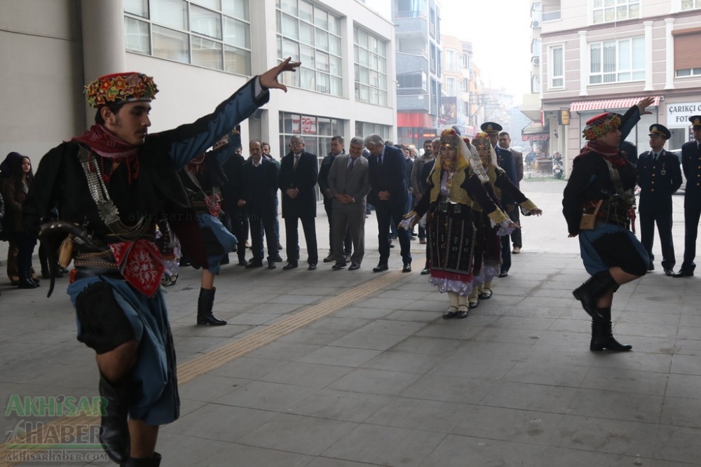 Atatürk'ün Akhisar'a gelişinin 94.yıl kutlama töreni çelenk su 18