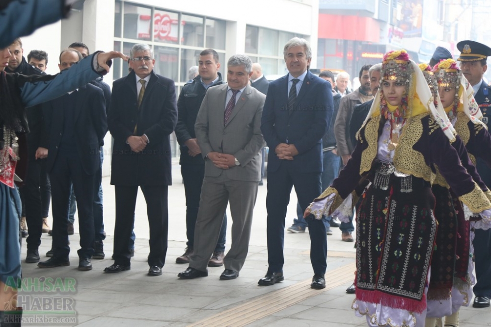 Atatürk'ün Akhisar'a gelişinin 94.yıl kutlama töreni çelenk su 19