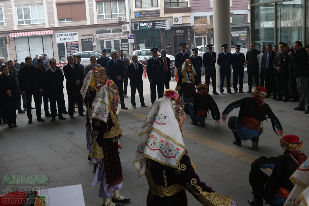 Atatürk'ün Akhisar'a gelişinin 94.yıl kutlama töreni çelenk su 25