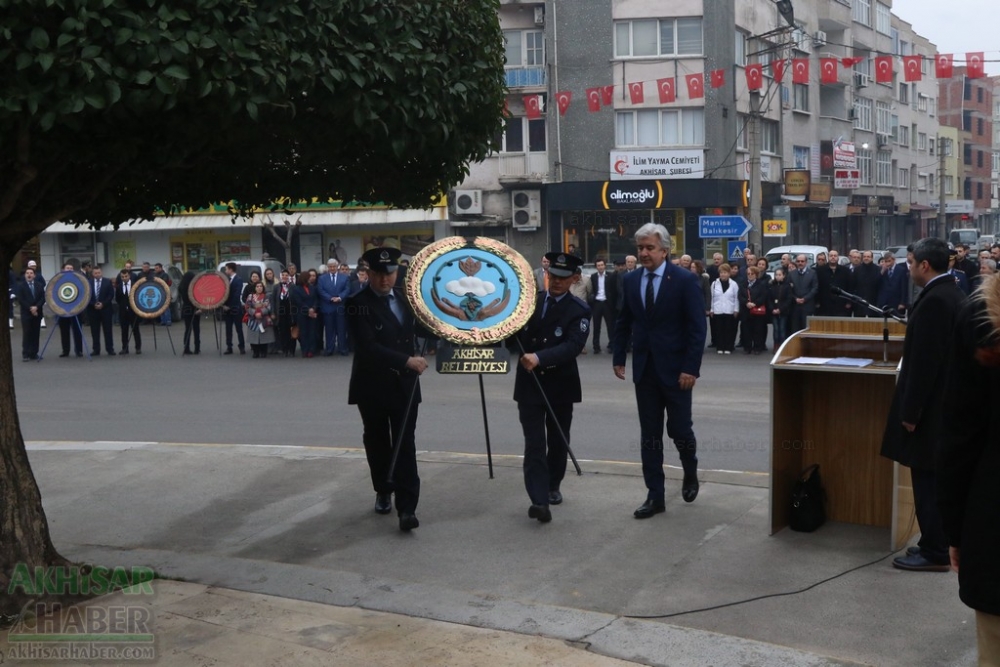 Atatürk'ün Akhisar'a gelişinin 94.yıl kutlama töreni çelenk su 4