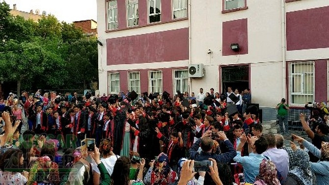 Akhisar Gazi Ortaokulunda mezuniyet töreni kutlandı 18