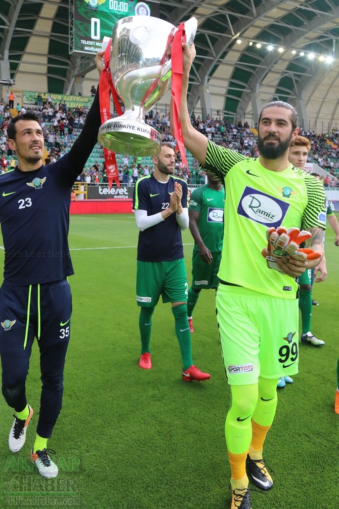 Akhisarspor, Ziraat Türkiye Kupası ile sahada taraftarı selamladı 48