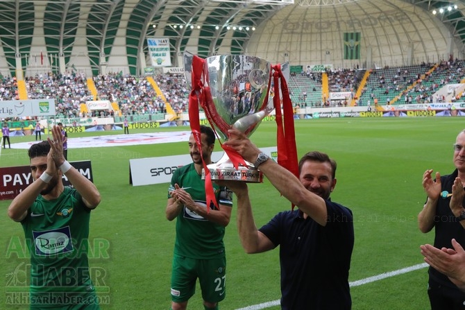 Akhisarspor, Ziraat Türkiye Kupası ile sahada taraftarı selamladı 64