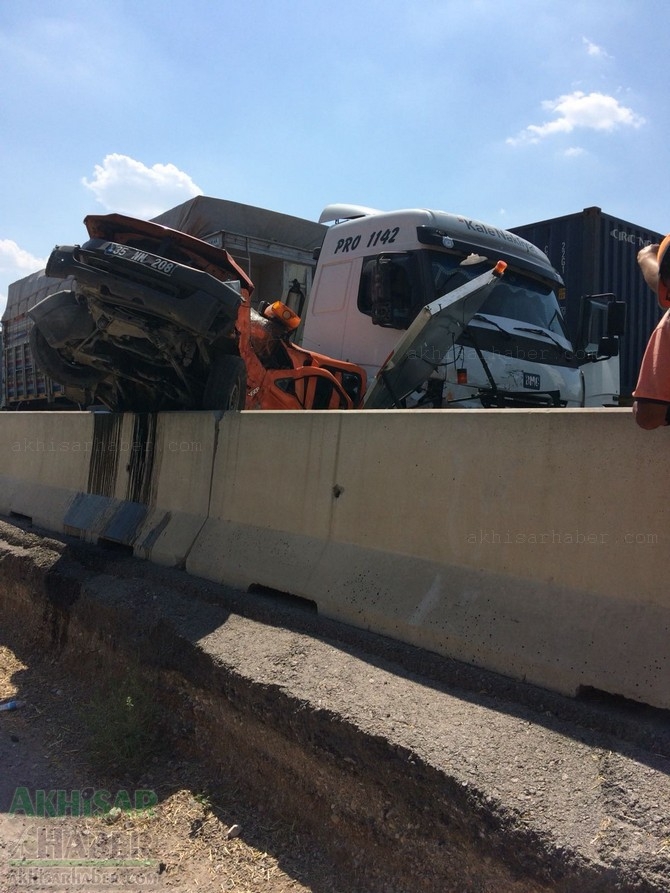 Akhisar’da meydana gelen trafik kazası görenleri şaşırttı 10