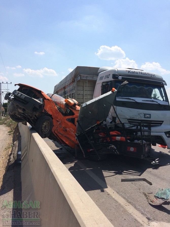 Akhisar’da meydana gelen trafik kazası görenleri şaşırttı 11