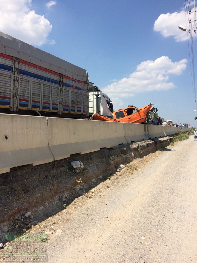 Akhisar’da meydana gelen trafik kazası görenleri şaşırttı 12