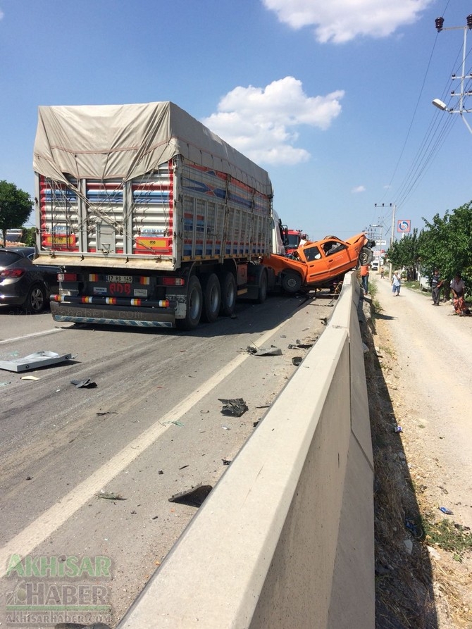 Akhisar’da meydana gelen trafik kazası görenleri şaşırttı 14