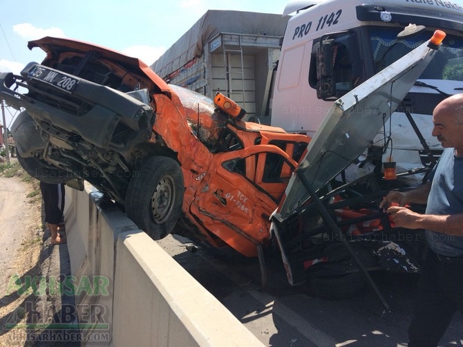 Akhisar’da meydana gelen trafik kazası görenleri şaşırttı 3