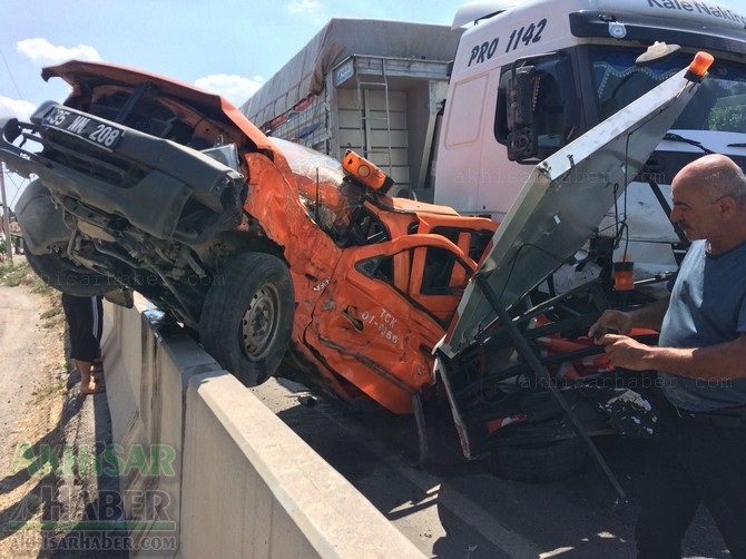 Akhisar’da meydana gelen trafik kazası görenleri şaşırttı 4