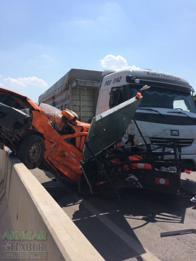 Akhisar’da meydana gelen trafik kazası görenleri şaşırttı 5