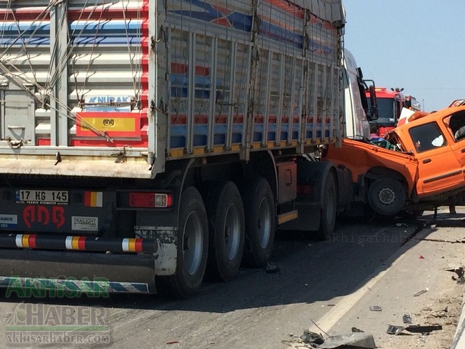 Akhisar’da meydana gelen trafik kazası görenleri şaşırttı 6