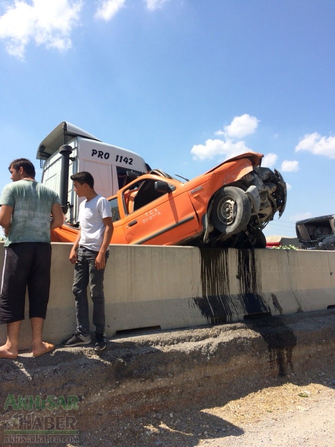 Akhisar’da meydana gelen trafik kazası görenleri şaşırttı 7