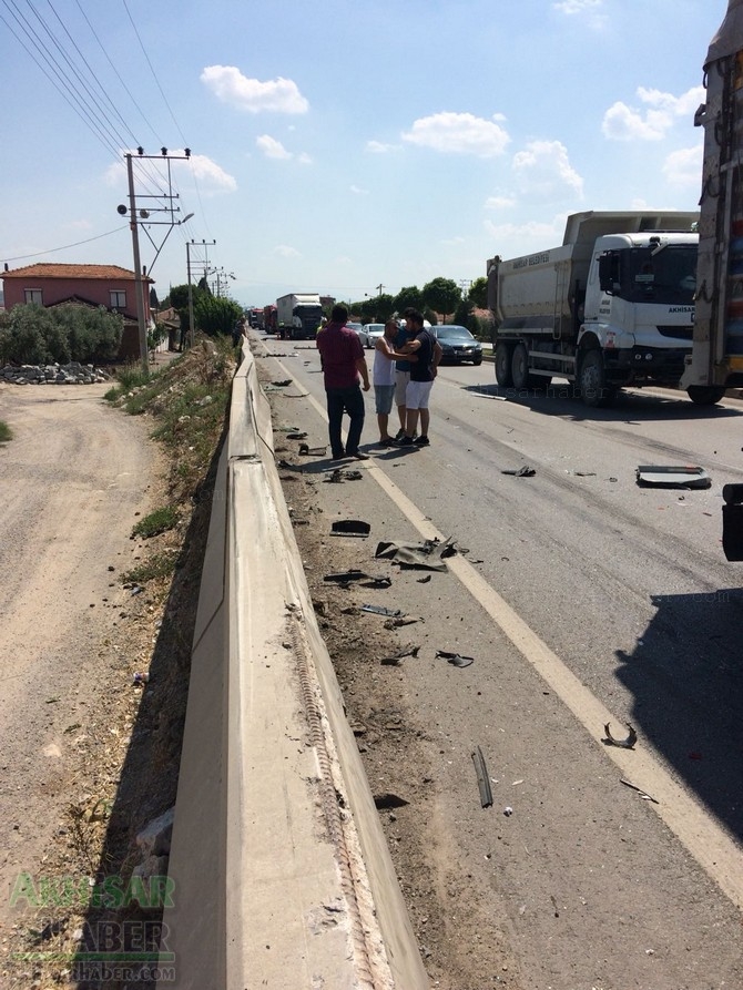 Akhisar’da meydana gelen trafik kazası görenleri şaşırttı 8