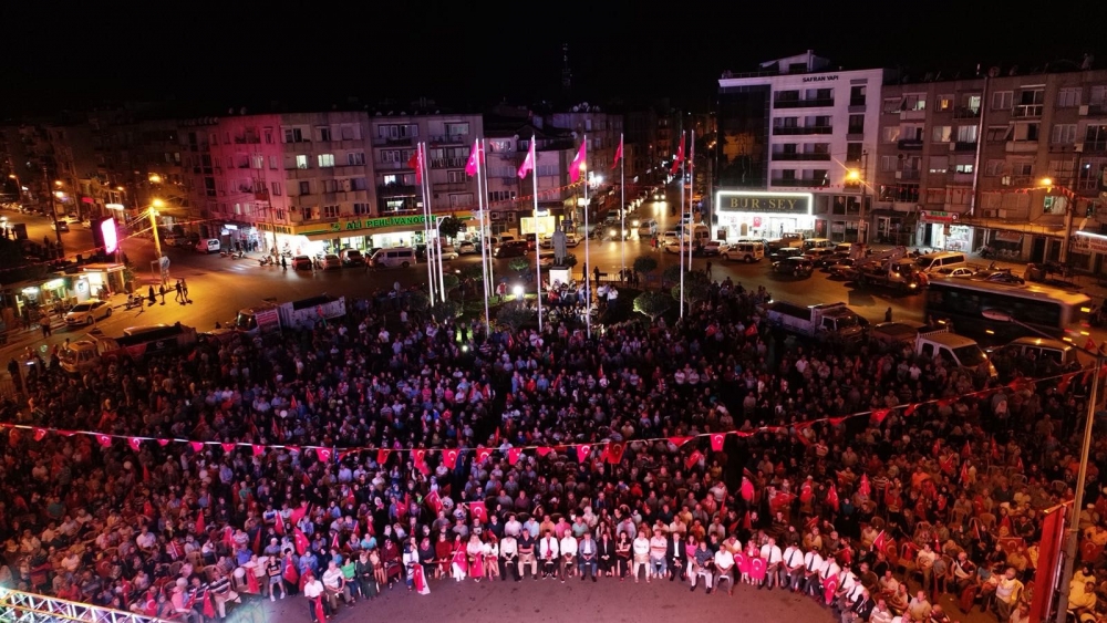 Akhisarlılar demokrasi nöbetine akın etti 10