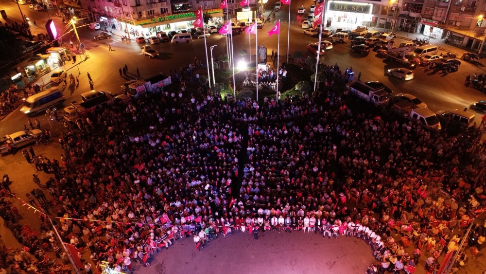 Akhisarlılar demokrasi nöbetine akın etti 16