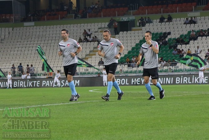 Süper Kupa heyecanı başlıyor! İşte Akhisarspor ve Galatasaray saha içind 32