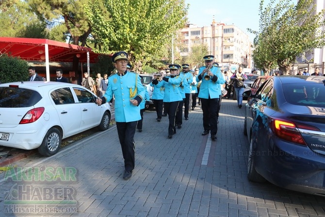 Akhisar'da Dünya zeytin Günü yürüyüşü renkli görüntülere sahne oldu 171