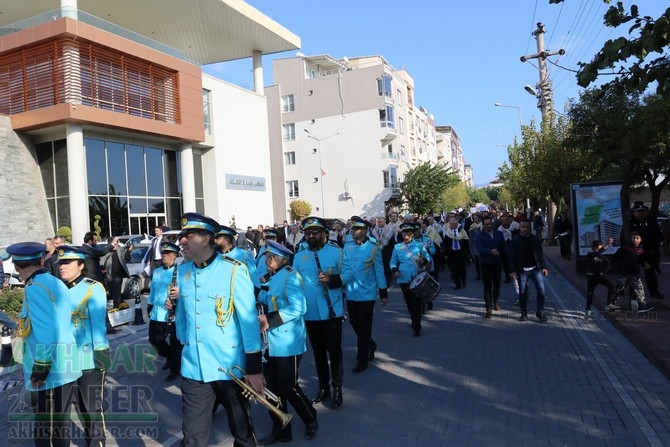 Akhisar'da Dünya zeytin Günü yürüyüşü renkli görüntülere sahne oldu 176