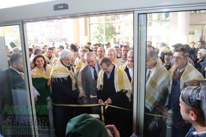 Akhisar'da Dünya zeytin Günü yürüyüşü renkli görüntülere sahne oldu 190