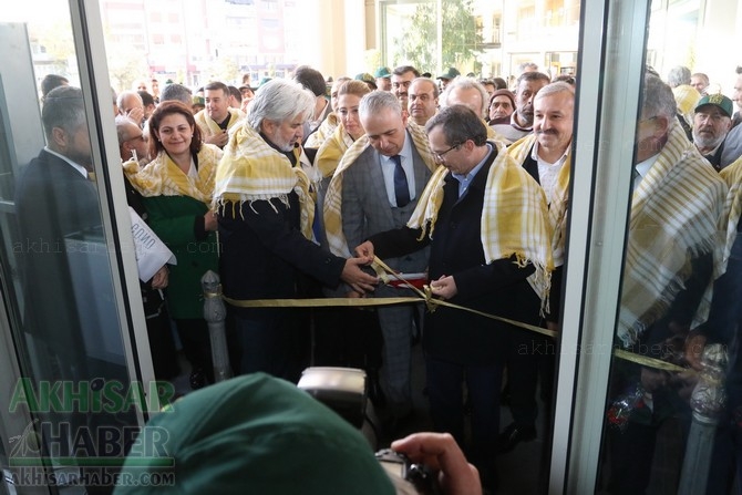 Akhisar'da Dünya zeytin Günü yürüyüşü renkli görüntülere sahne oldu 191