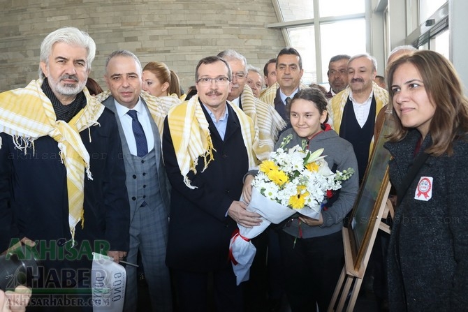 Akhisar'da Dünya zeytin Günü yürüyüşü renkli görüntülere sahne oldu 194