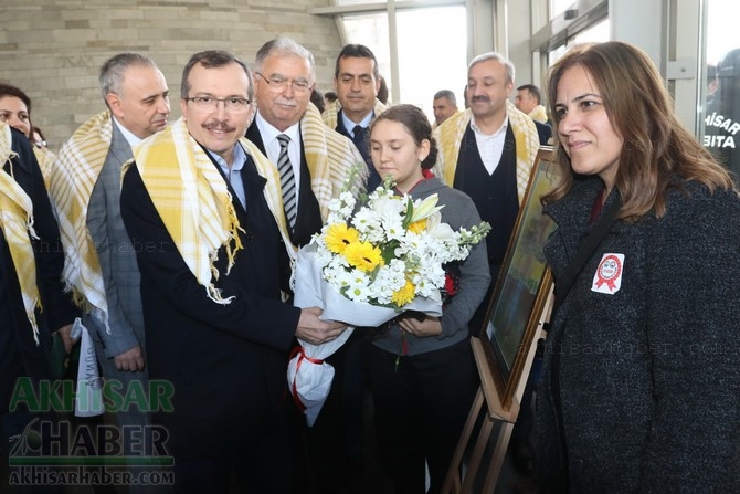 Akhisar'da Dünya zeytin Günü yürüyüşü renkli görüntülere sahne oldu 195