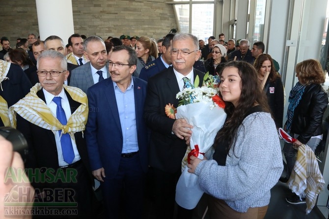 Akhisar'da Dünya zeytin Günü yürüyüşü renkli görüntülere sahne oldu 198