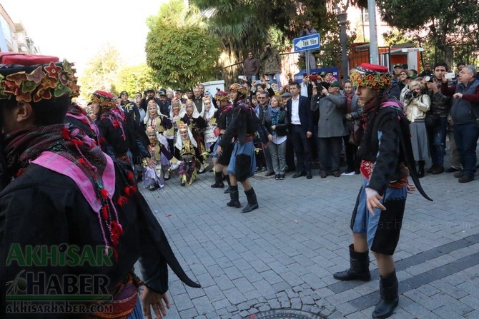 Akhisar'da Dünya zeytin Günü yürüyüşü renkli görüntülere sahne oldu 4