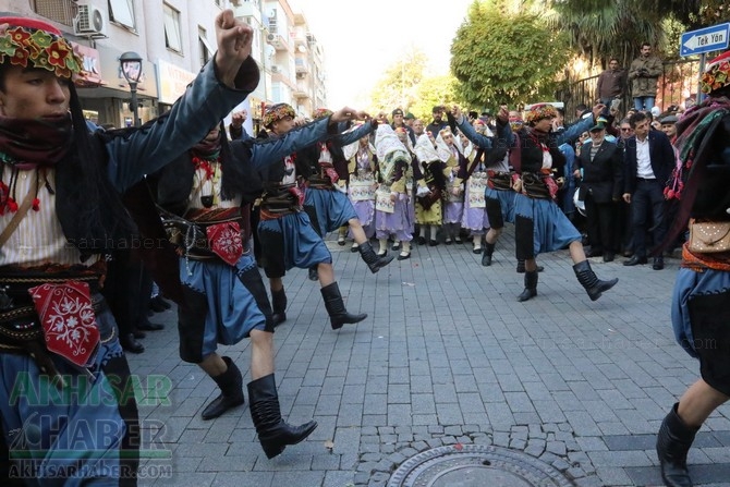 Akhisar'da Dünya zeytin Günü yürüyüşü renkli görüntülere sahne oldu 6