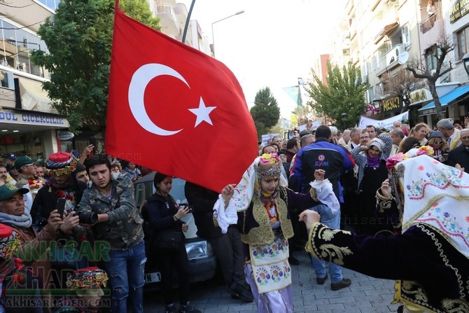 Akhisar'da Dünya zeytin Günü yürüyüşü renkli görüntülere sahne oldu 8