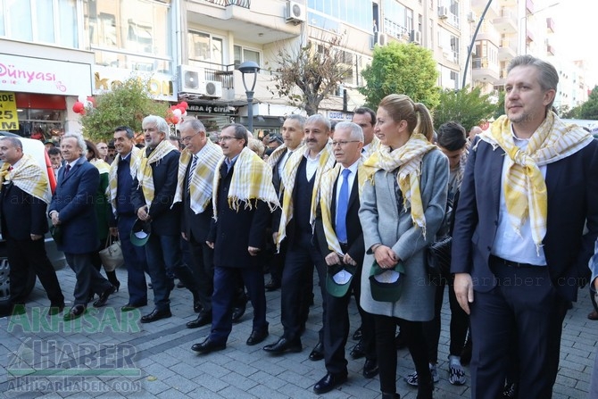 Akhisar'da Dünya zeytin Günü yürüyüşü renkli görüntülere sahne oldu 9