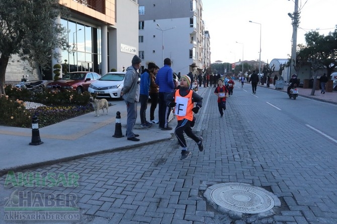 Akhisar'da 27 Aralık Atatürk Kır Koşusu başladı 60