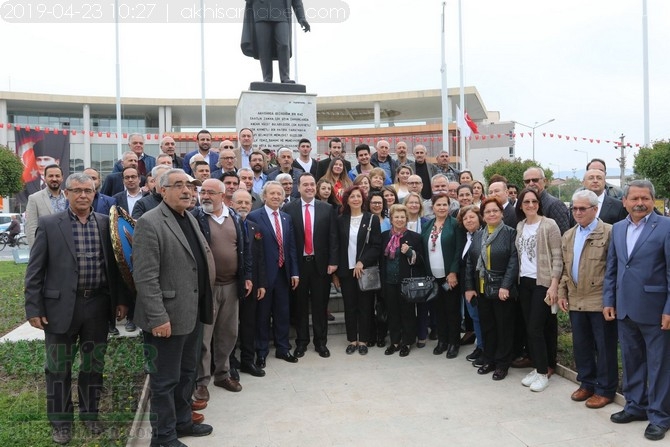 23 Nisan Ulusal Egemenlik ve Çocuk Bayramı Atatürk Anıtı çelenk sunma tö 114