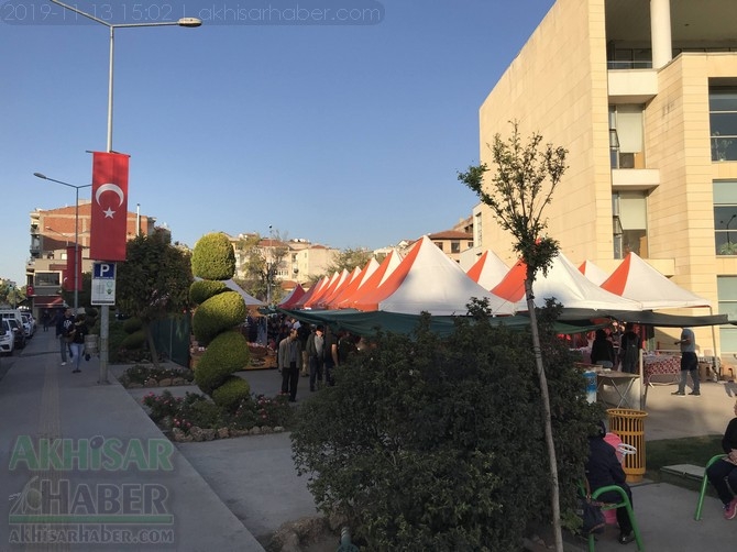 Akhisar'da Anadolu Yöresel Ürünleri ve El Sanatları Fuarı açıldı. 30