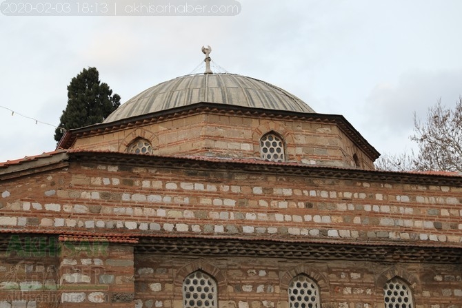 Depremde zarar gören Akhisar Paşa Camii geçici olarak ibadete kapandı 10