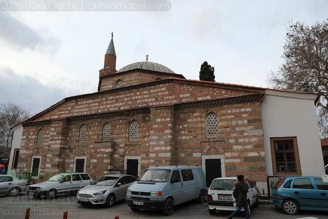 Depremde zarar gören Akhisar Paşa Camii geçici olarak ibadete kapandı 11