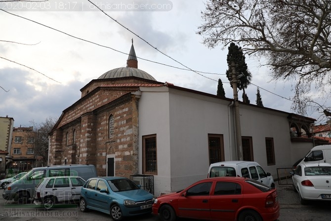 Depremde zarar gören Akhisar Paşa Camii geçici olarak ibadete kapandı 12