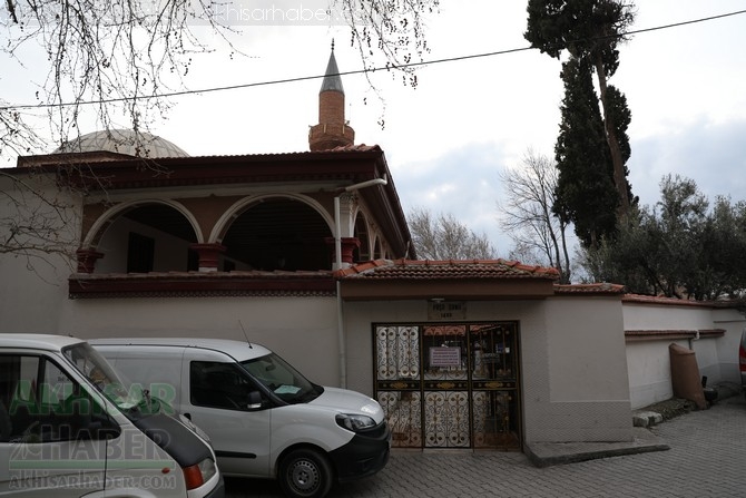 Depremde zarar gören Akhisar Paşa Camii geçici olarak ibadete kapandı 13