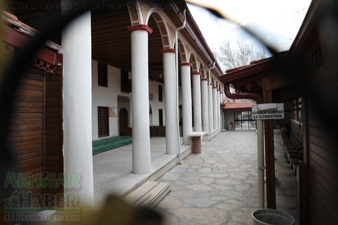 Depremde zarar gören Akhisar Paşa Camii geçici olarak ibadete kapandı 14