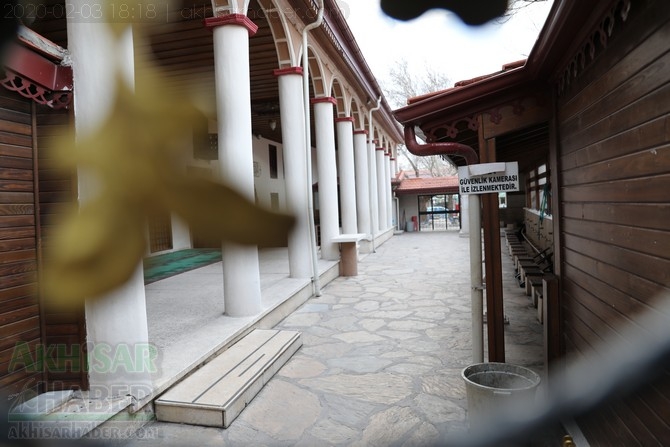 Depremde zarar gören Akhisar Paşa Camii geçici olarak ibadete kapandı 15