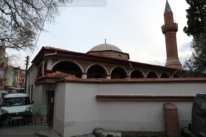 Depremde zarar gören Akhisar Paşa Camii geçici olarak ibadete kapandı 16