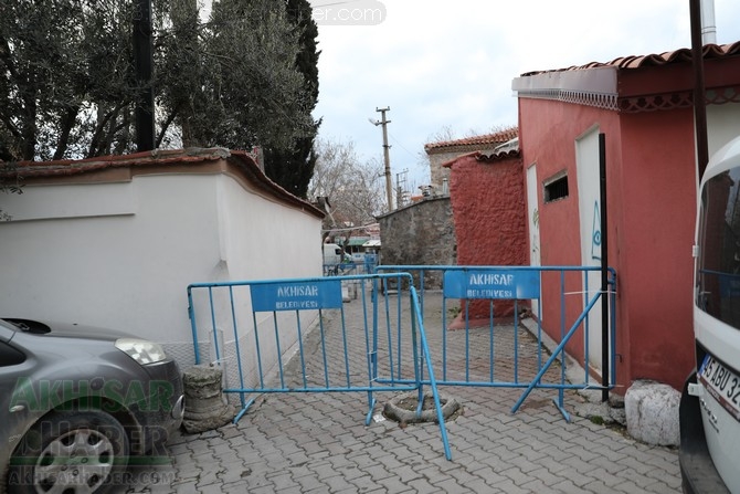 Depremde zarar gören Akhisar Paşa Camii geçici olarak ibadete kapandı 17