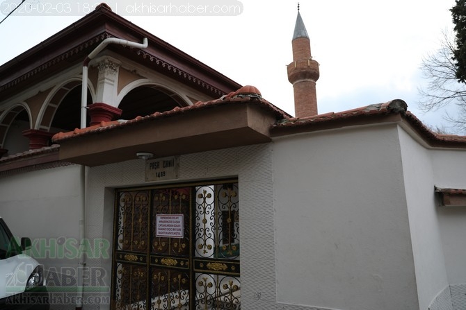 Depremde zarar gören Akhisar Paşa Camii geçici olarak ibadete kapandı 18