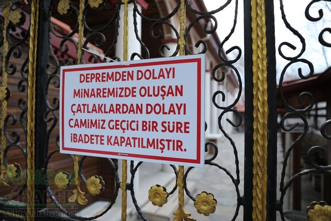 Depremde zarar gören Akhisar Paşa Camii geçici olarak ibadete kapandı 19