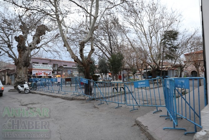 Depremde zarar gören Akhisar Paşa Camii geçici olarak ibadete kapandı 20