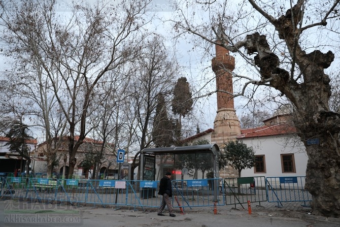 Depremde zarar gören Akhisar Paşa Camii geçici olarak ibadete kapandı 21