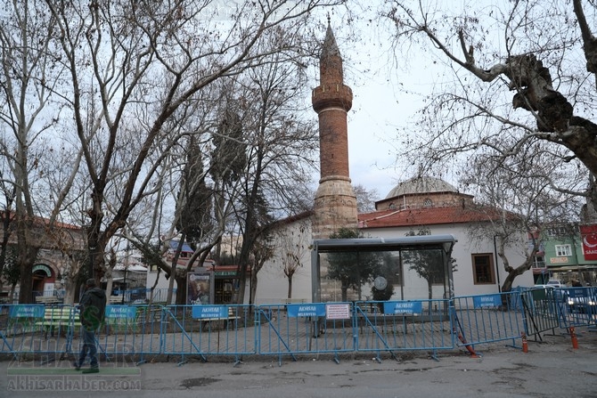 Depremde zarar gören Akhisar Paşa Camii geçici olarak ibadete kapandı 23