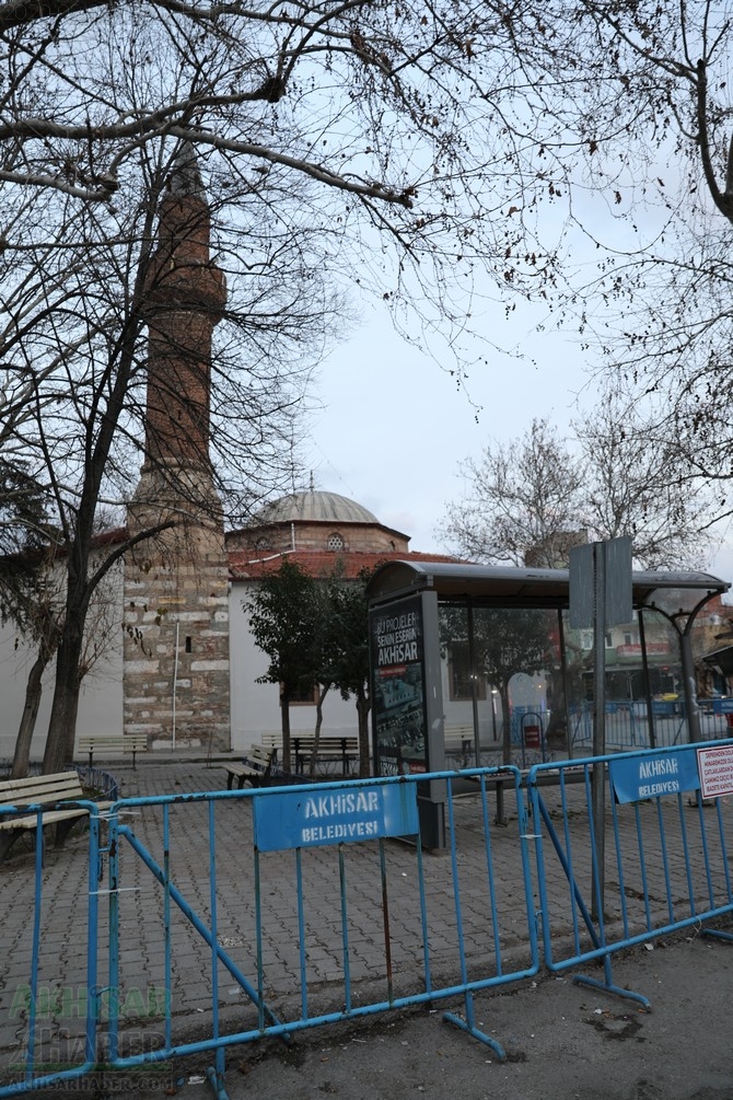 Depremde zarar gören Akhisar Paşa Camii geçici olarak ibadete kapandı 24