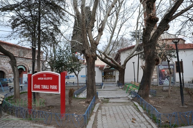 Depremde zarar gören Akhisar Paşa Camii geçici olarak ibadete kapandı 25