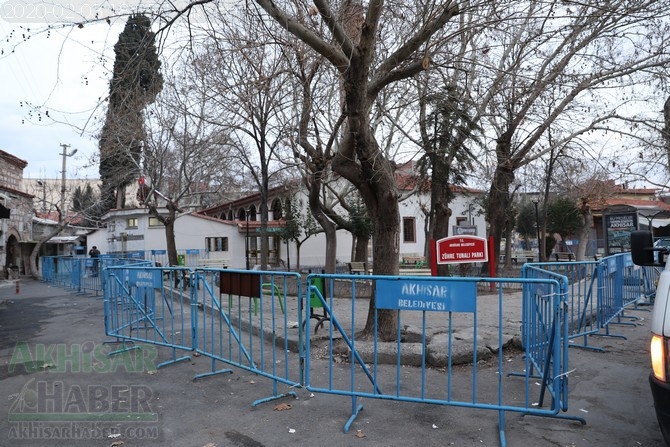 Depremde zarar gören Akhisar Paşa Camii geçici olarak ibadete kapandı 27